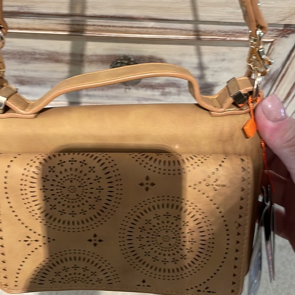 Brand new adorable Francesca’s tan bag with shoulder strap and handle - Picture 5 of 7